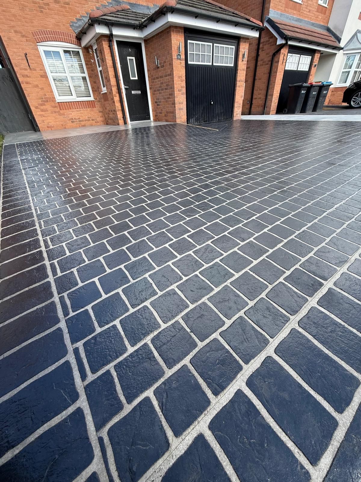 Charcoal cobblestone pattern imprinted concrete drive